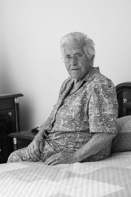 Portrait of Maria Cristiano in Castelgrande, recounting her experiences of rural life and family resilience during wartime.